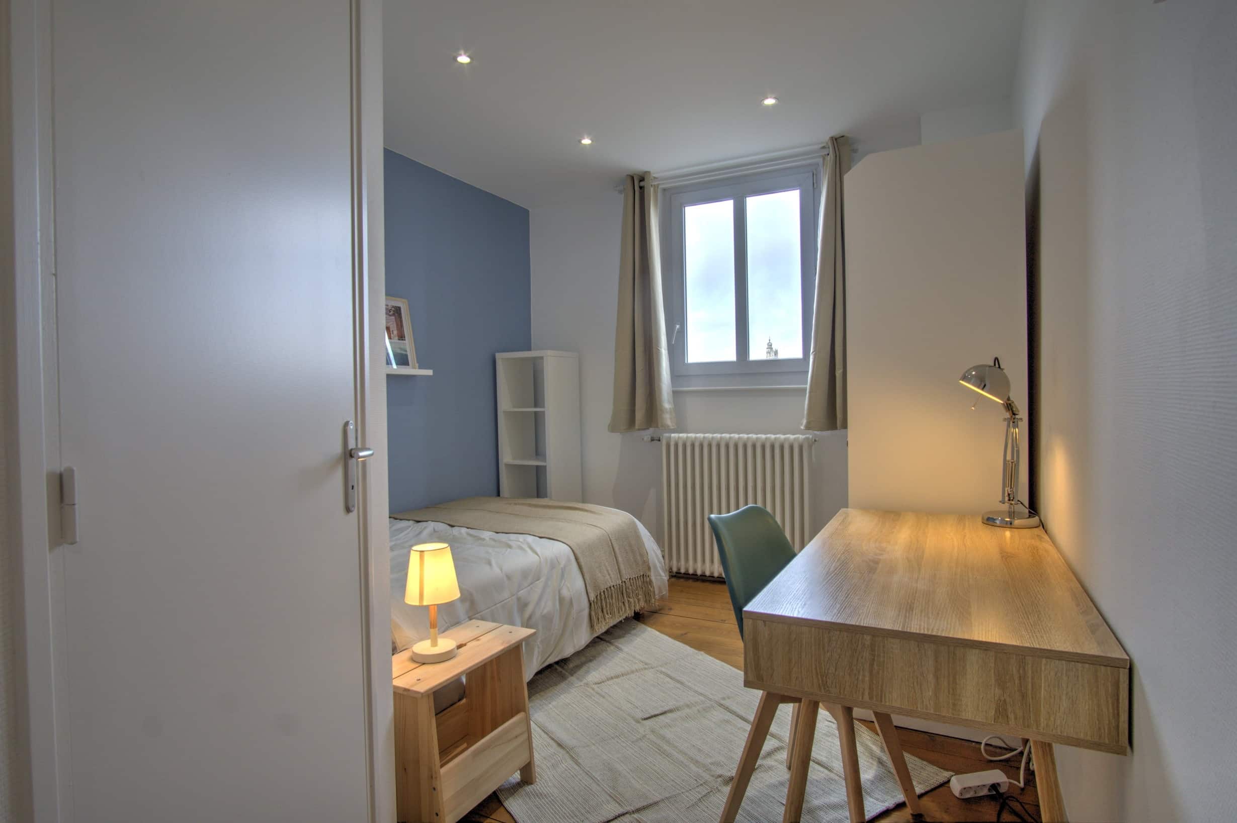 Carquefou chambre après travaux parquet vitrifié déco type Airbnb