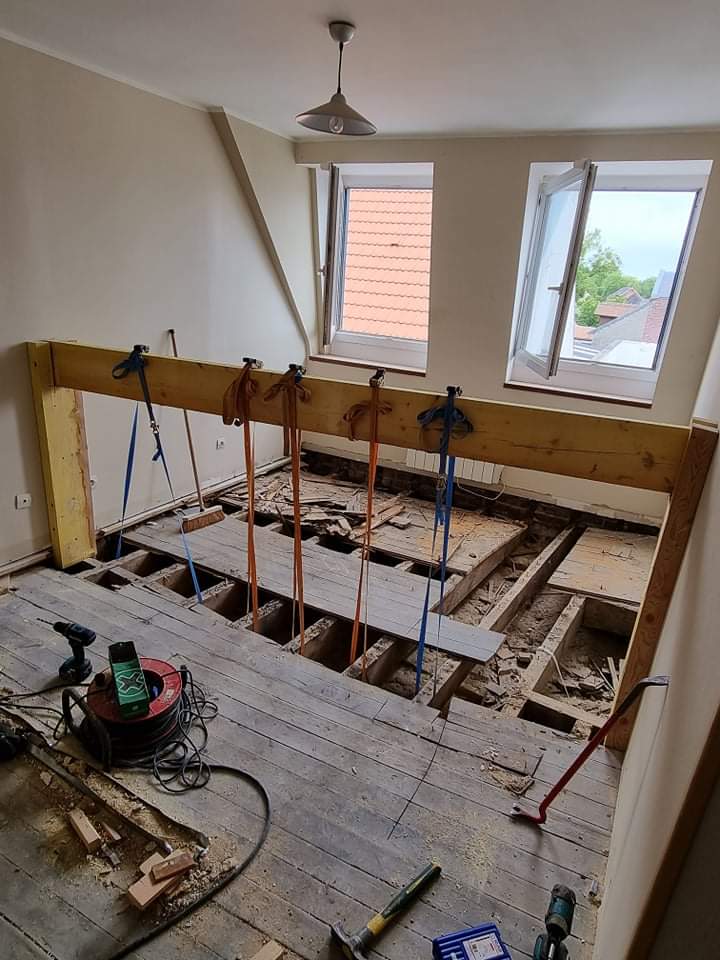 Bouguenais portique temporaire pour remplacement des anciennes solives en toute sécurité