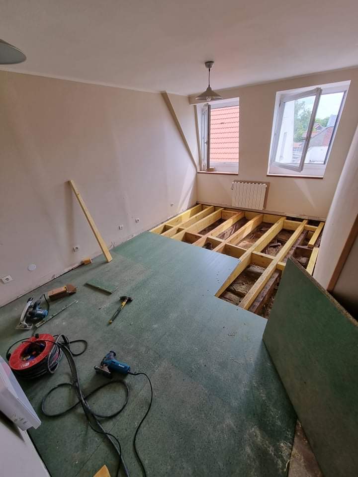 Bouguenais pose de dalles OSB hydrofuges sur le solivage de plancher rénové